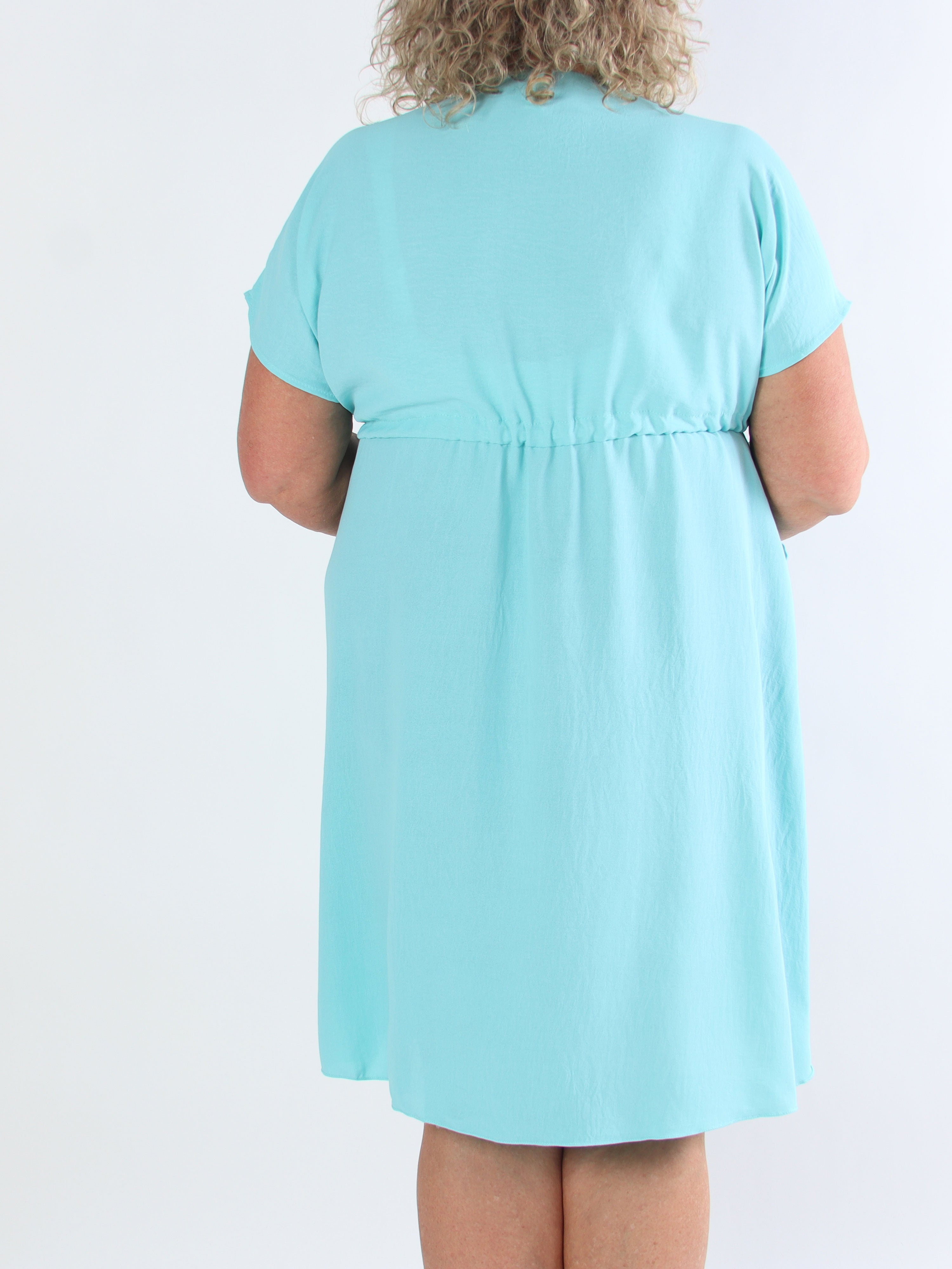 Ada - Sød plus size kjole med vogue henover brystet